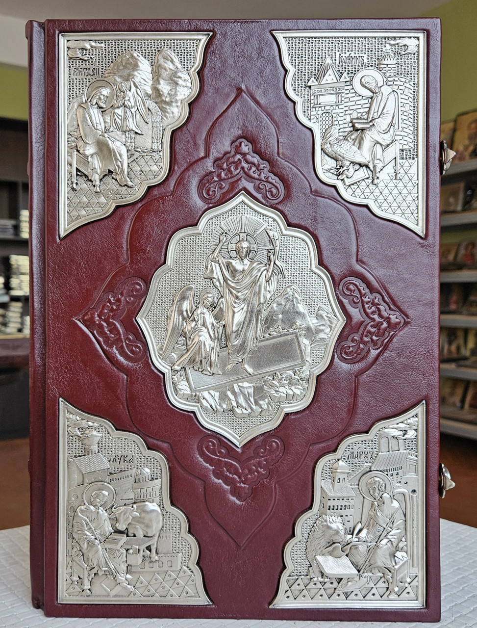Книга Євангелія Апракос напрестольна українська мова, накладки сріблення ,оклад шкіра, 2 застібки,розмір 23*33