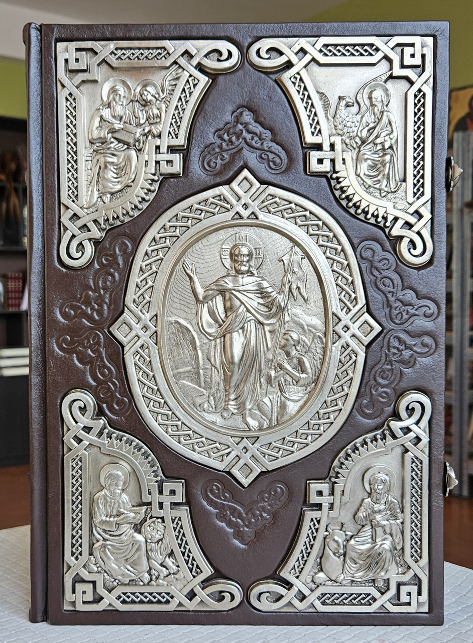 Книга Апракос Євангелія напрестольна українська мова, оклад шкіра, накладки сріблення,розмір книги 23×33, фото 1