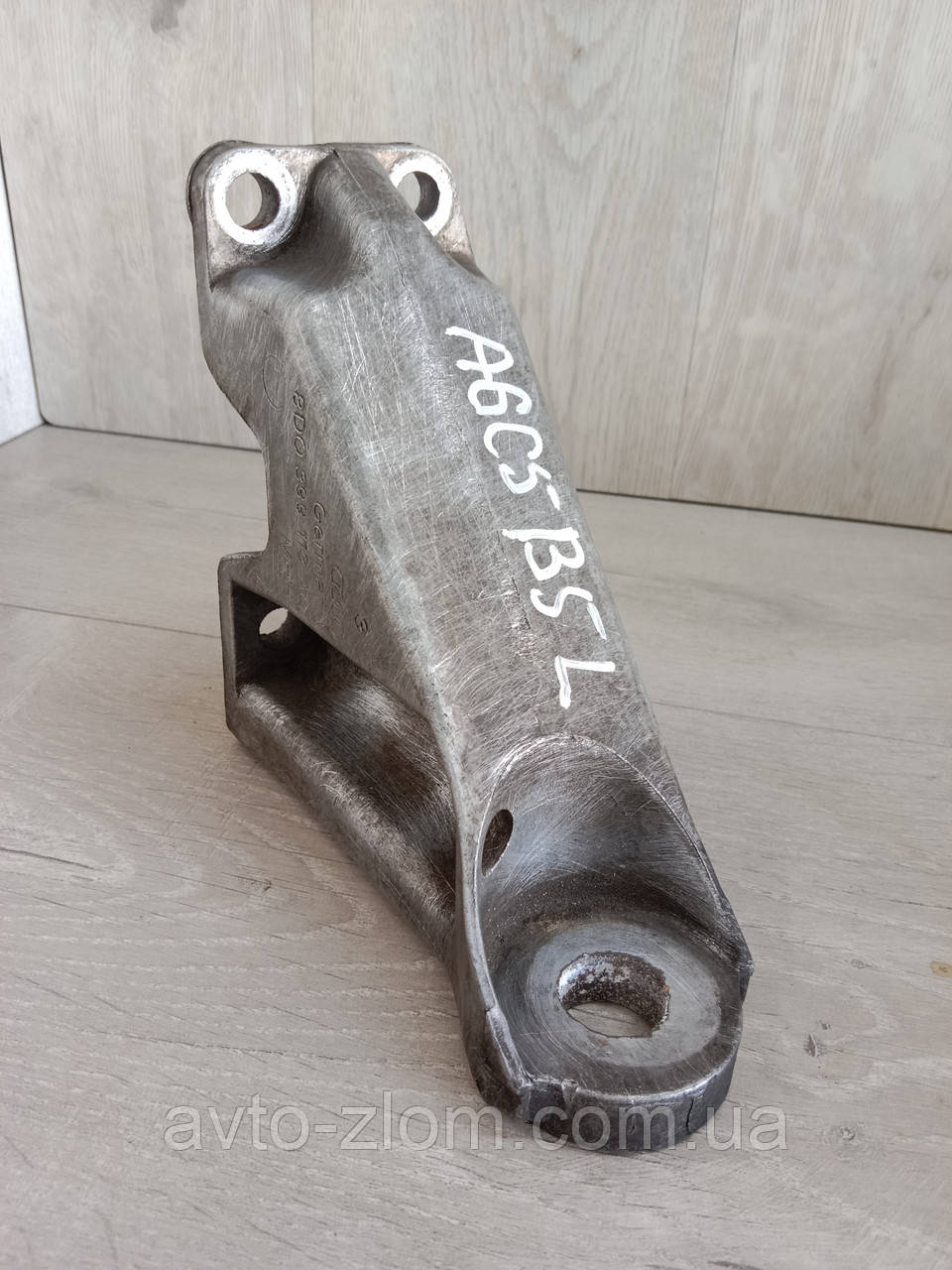 Кронштейн коробки Volkswagen B5, Audi A6 C5. Лівий. 8D0399113AG.