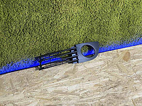 Ліва решітка в бампер Audi A6 C5 1997 - 2005 Ліва нижня накладка ПТФ Ауді А6 Ц5