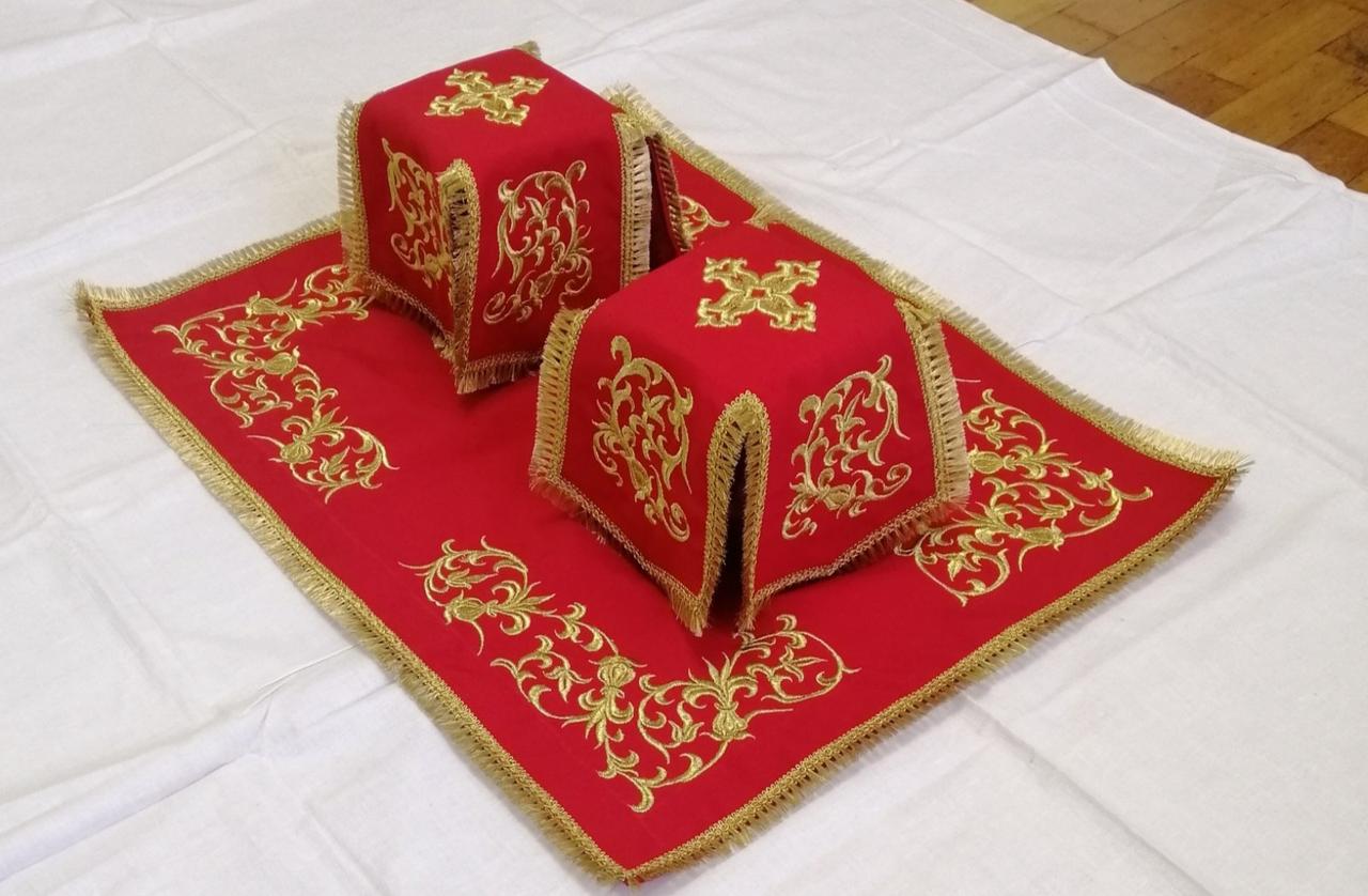 Покрівці з вишивкою на габардині червоні, узор №2, фото 1