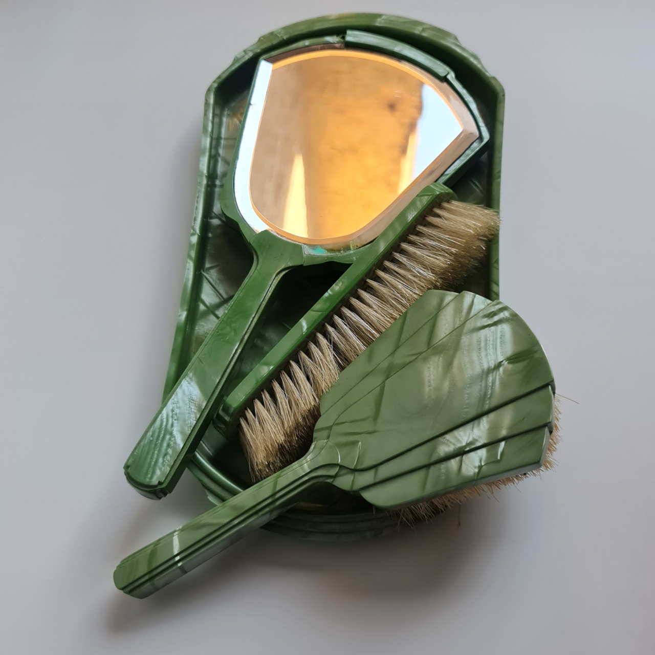 Пара зелених вінтажних щіток для одягу та взуття 20 і 15 см, ручне дзеркало та піднос vintage
