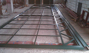 Откатные ворота для промышленных объектов с шириной проезда от 7-ми метров и высотой проезда от 2-х метров. Изготавливаются исключительно на фурнитуре Rolling Center. Варианты зашивки: профнастил, поликарбонат, профильная труба, комбинированные виды.