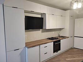 Кухня виконана з комбінації двох видів кухонних модулів. Серія "Альфа " та серія "Крафт". Колір білий напівмат.