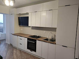 Кухня виконана з комбінації двох видів кухонних модулів. Серія "Альфа " та серія "Крафт". Колір білий напівмат.