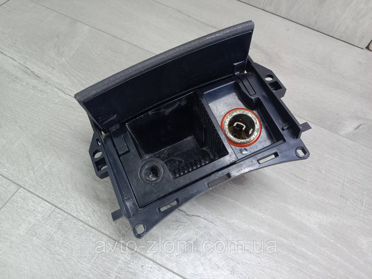 Попільничка Volkswagen Polo 9N. Поло. 6Q1857961.