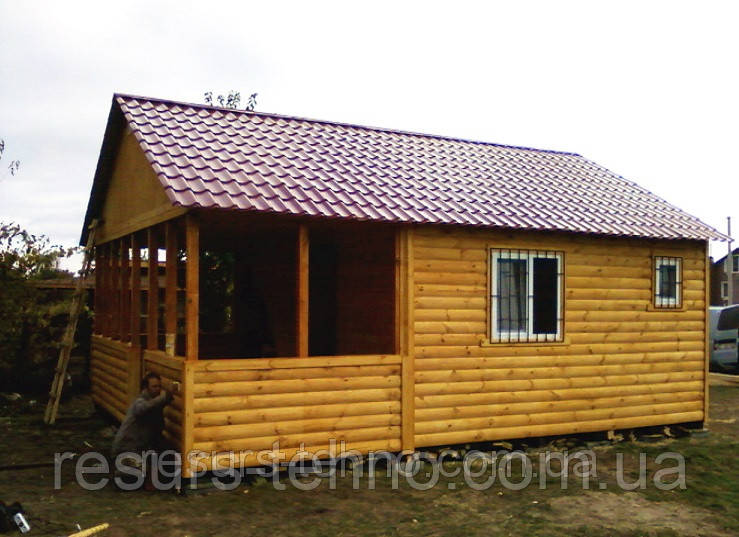 Дерев'яний будинок 6 м х 4 м із терасою