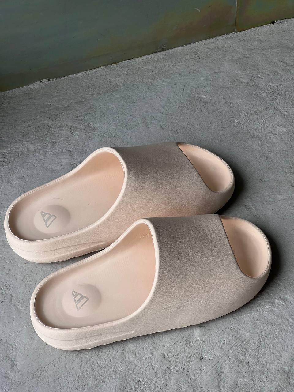 Жіночі літні шльопанці Adidas Yeezy Slide Bone (кремові) модні легкі шльопанці YE071 Адіас vkross