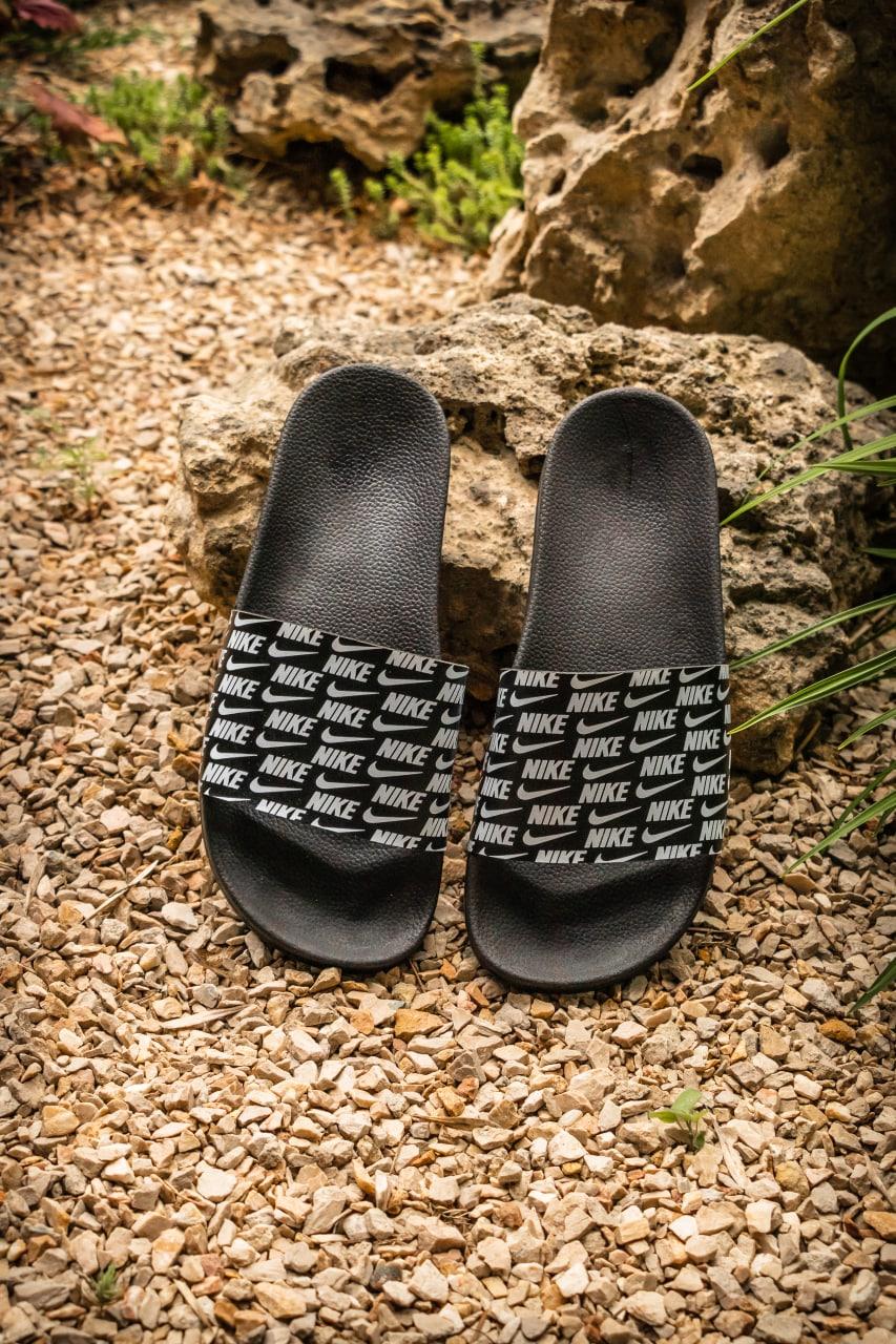 Чоловічі стильні сланці NIKE Slides Small Logo Black (чорні) модні літні шльопанці 3440 Найк vkross