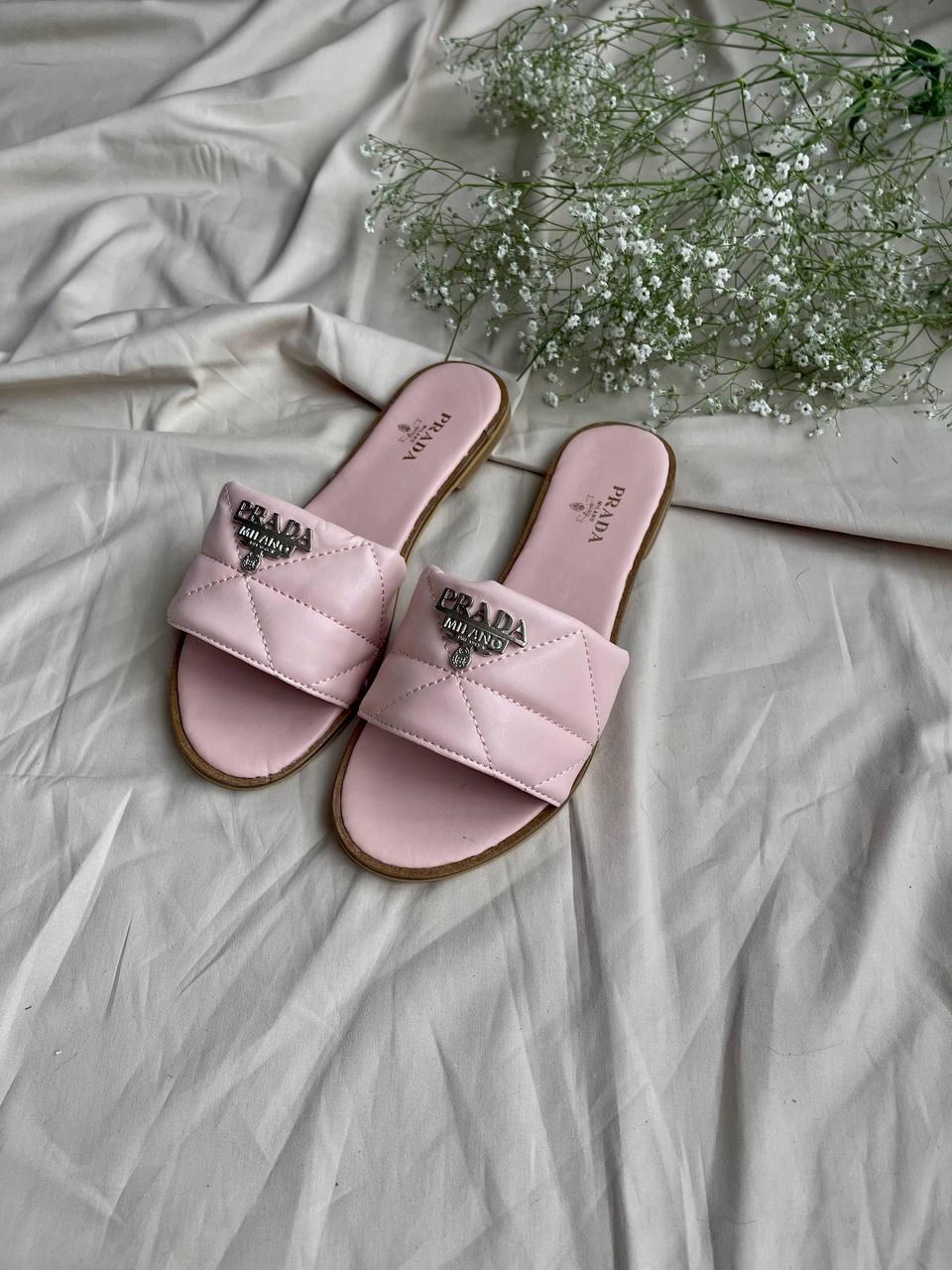Жіночі стильні сланці Prada Slides 'Light Pink' (рожеві) модні літні шльопанці 0464 Прада vkross