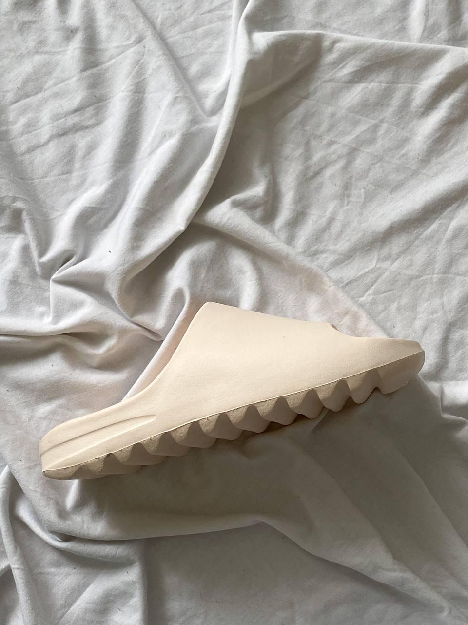Чоловічі літні шльопанці Yeezy Slide Bone No logo (бежеві) модні легкі шльопанці B031 Адідас vkross, фото 1