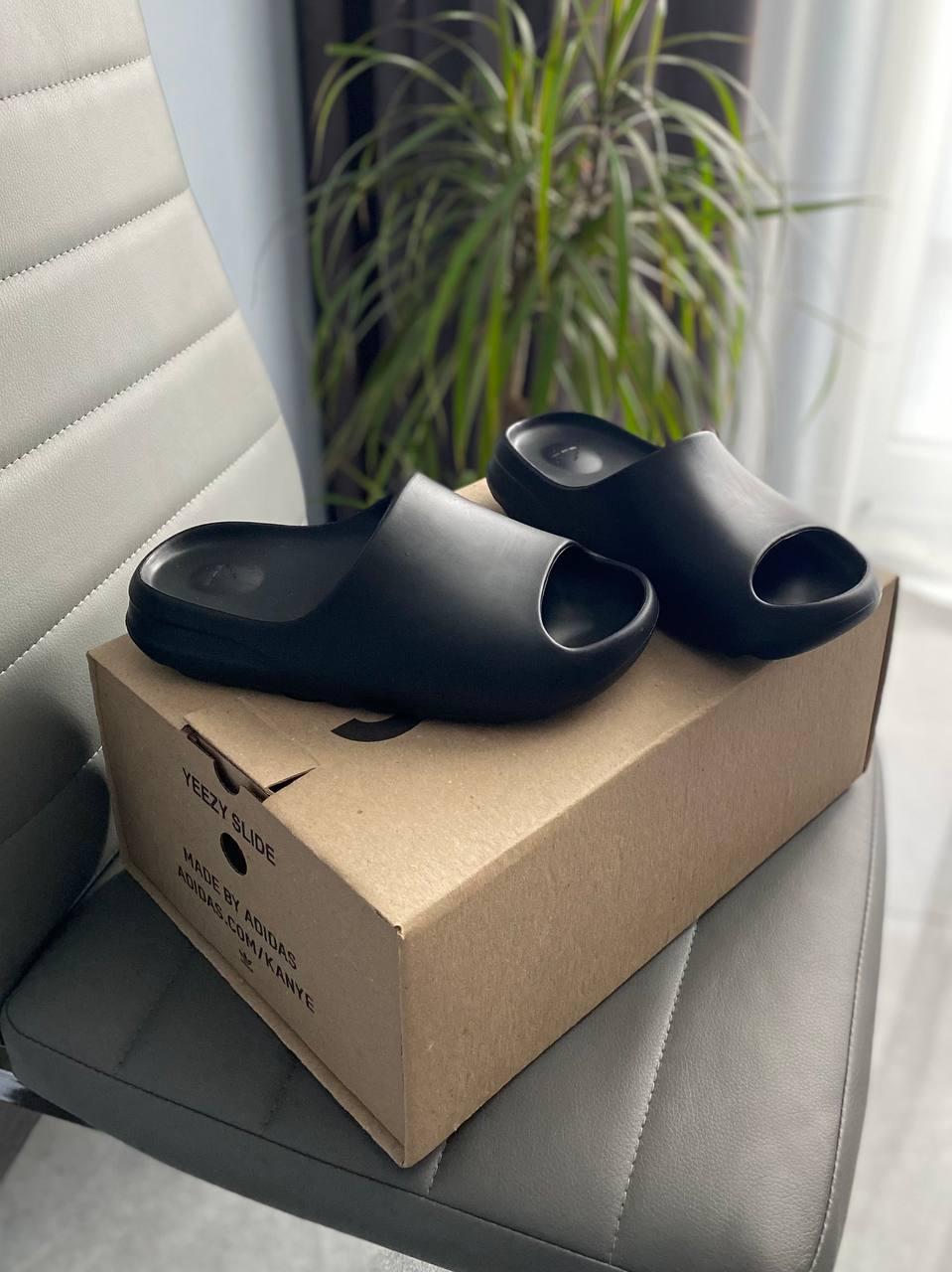 Жіночі літні шльопанці Yeezy Slide Black (чорні) модні легкі шльопанці 856 Адідас vkross, фото 1