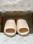 Чоловічі літні шльопанці Yeezy Slide Bone No logo (бежеві) модні легкі шльопанці B031 Адідас топ, фото 6