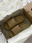 Чоловічі літні шльопанці Yeezy Slide Earth Bone No logo (оливкові) модні легкі шльопанці B032 Адідас топ, фото 3