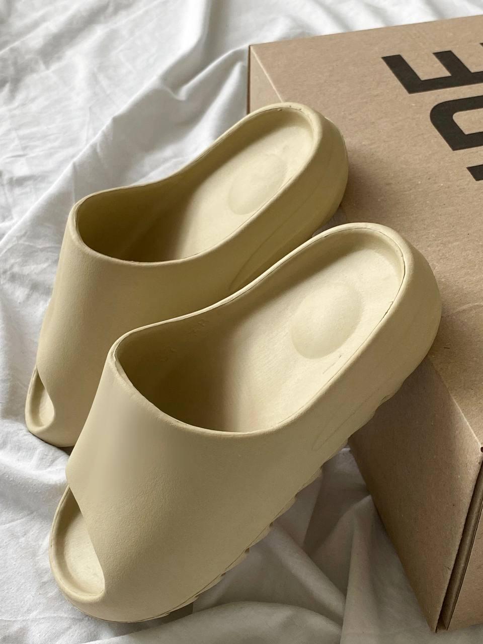 Чоловічі літні шльопанці Yeezy Slide Earth Bone No logo (оливкові) модні легкі шльопанці B032 Адідас топ, фото 1