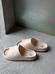 Чоловічі літні шльопанці Adidas Yeezy Slide Bone (бежеві) модні легкі шльопанці YE071 Адідас топ, фото 6
