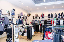 Здесь Вы можете увидеть в действии - рейки настенные на которые крепятся полкодержатели, перемычки и торговые дуги.