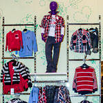 На этой фотографии видны рейки пристенные, полкодержатели на которых установленны полки из ДСП. В рейку установленная перемычка на которую непосредственно крепятся кронштейны (флейты) и дуги торговые.