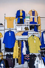 В этом магазине одежды хорошо можно рассмотреть оборудование в виде реек настенных, кронштейнов для стоек для одежды, полкодержателей и перемычек.