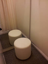 На этой фотографии, Вы видите пуфы или пуфики для примерки обуви и просто для удобства в примерочной, когда клиент делая примерку к примеру брюк, может присесть на пуфик не балансируя на одной ноге ))