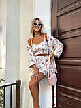 Білий жіночий літній костюм-трійка із софту з квітковим принтом: накидка, топ і шорти, фото 2