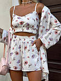 Білий жіночий літній костюм-трійка із софту з квітковим принтом: накидка, топ і шорти, фото 3