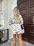 Білий жіночий літній костюм-трійка із софту з квітковим принтом: накидка, топ і шорти, фото 9