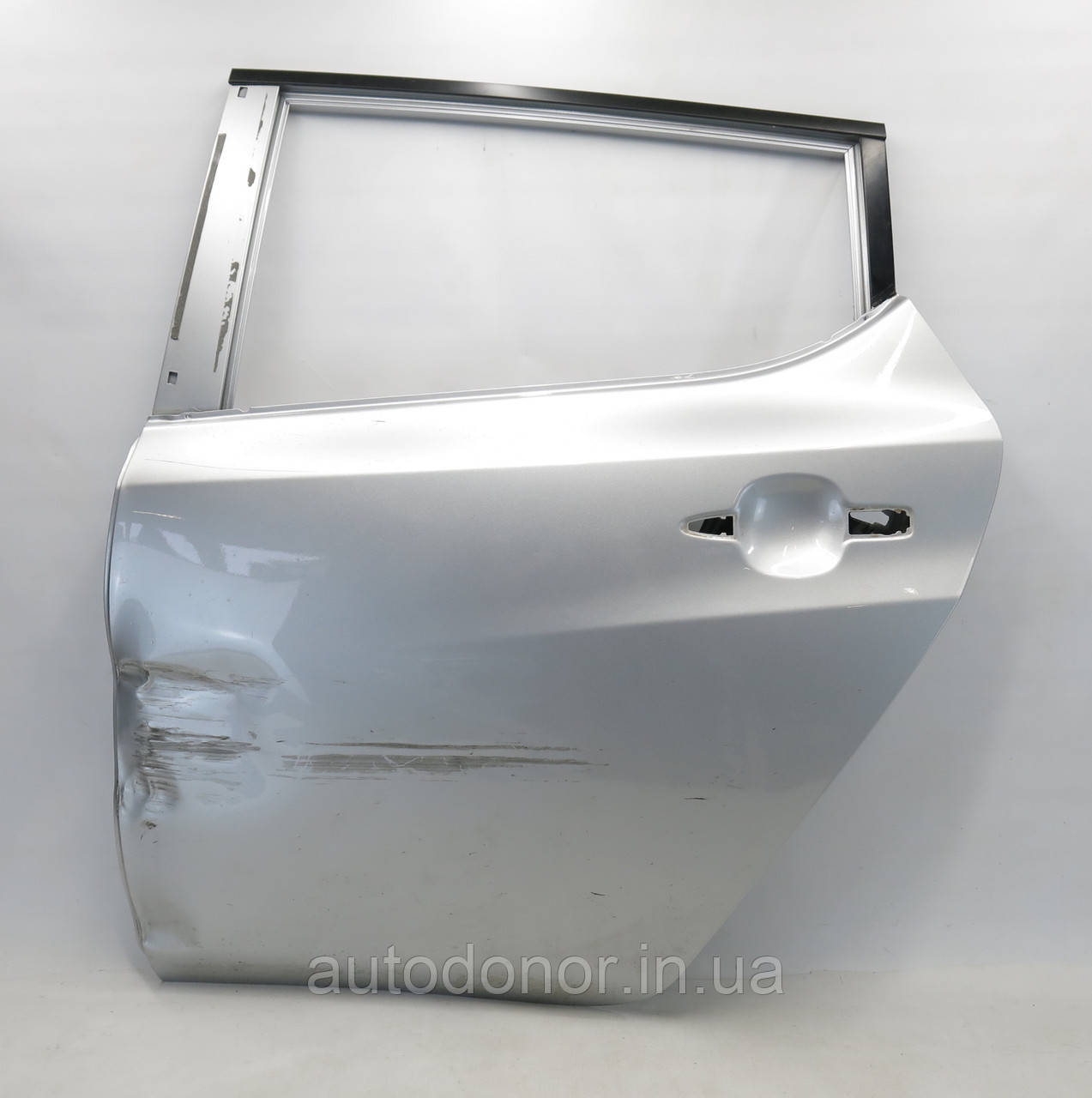 Двері голі задня ліва Nissan Leaf ZE1 (18-) 82101-5SF0A Дефект