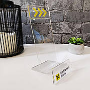 Підставка для смартфону з логотипом та кишенею для ціни, 70х190х80 мм Акрил 1,8 мм ACRY