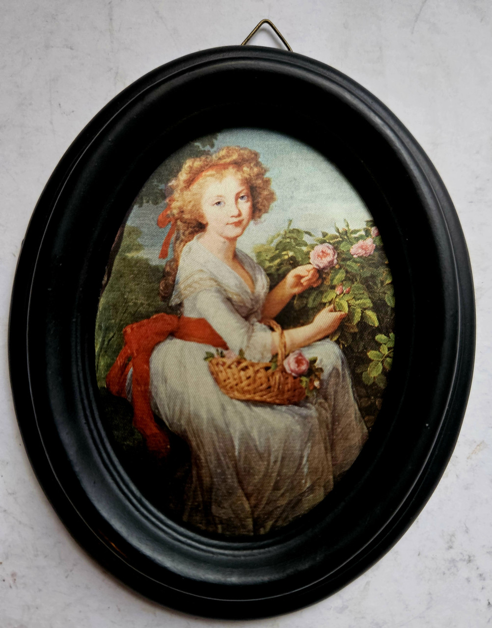 Картина на шовкі в дерев'яній рамі Дівчина в саду, фото 1