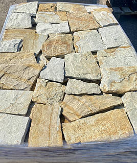 Піщаник жовтий рваний камінь для облицювання фасаду, цоколя та паркану