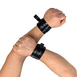 Чоловічі шкіряні наручники Art of Sex — Man Handcuffs Speedway L-2XL, колір чорний, фото 2