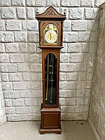 Годинник підлоговий. Під відновлення механізму. Корпус дерев'яний, оздоблений бронзовими елементами