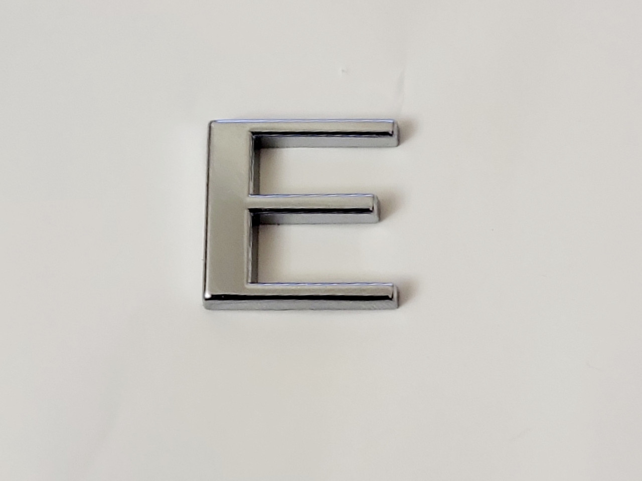 Напис на багажник буква E хром 19х19 мм