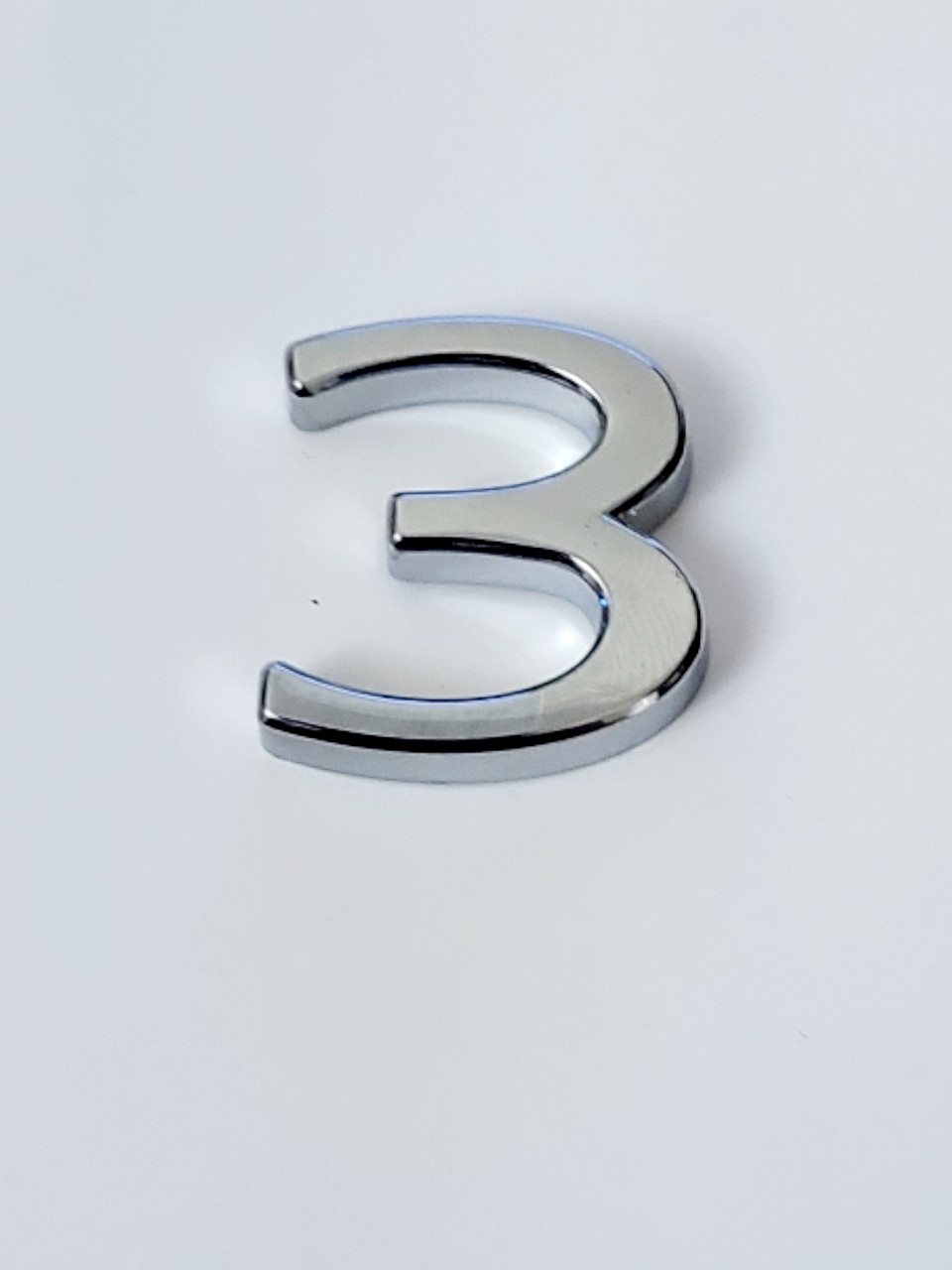 Емблема значок напис на багажник Цифра 3 хром 23х22 мм