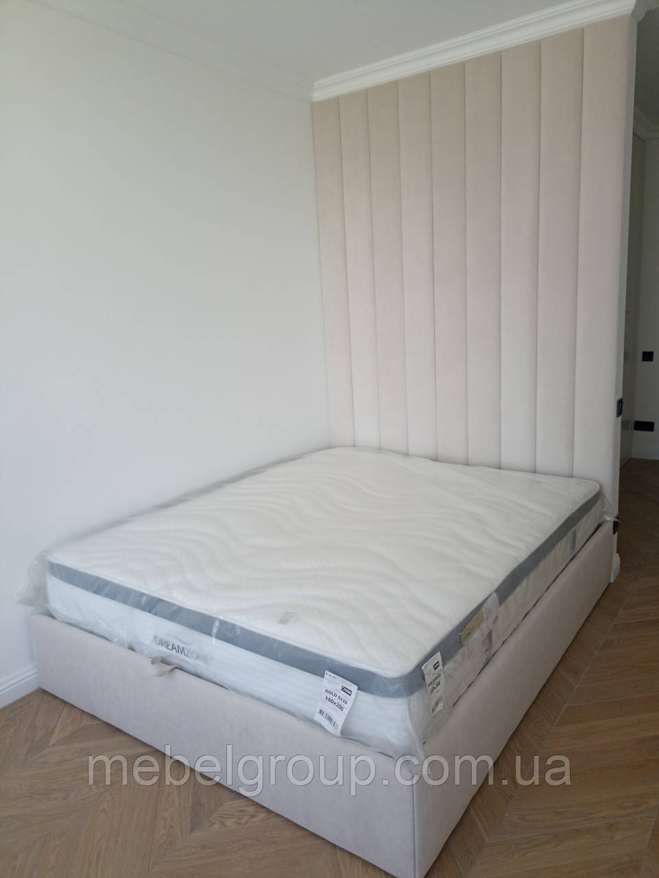 Панель із вертикальними смугами та ліжком