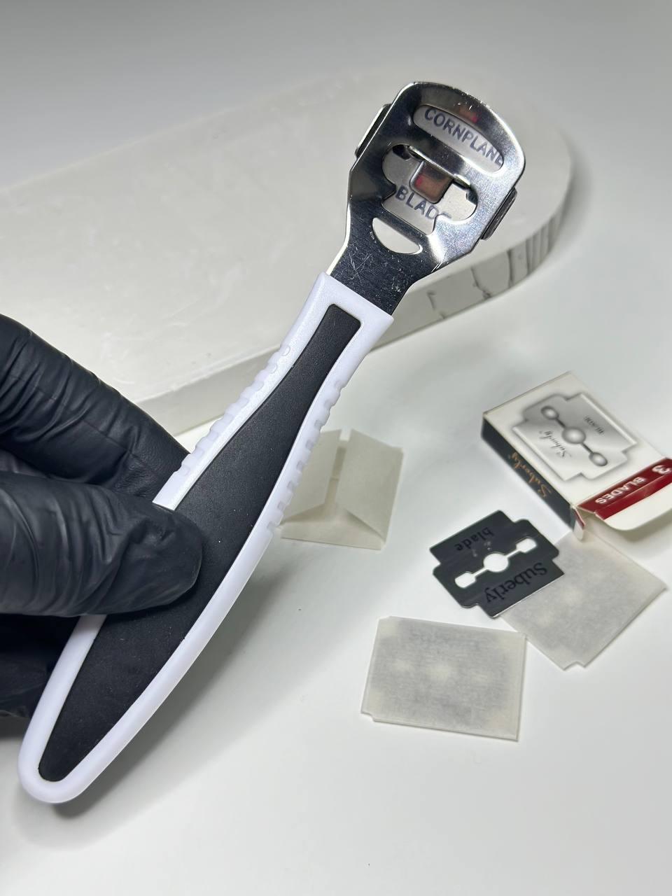 Станок для педикюру зі знімним лезом, чорно-білий