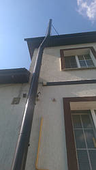 Дымоходы установленные вдоль фасада здания 1