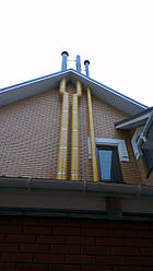 Дымоходы установленные вдоль фасада здания