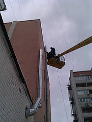 Дымоходы установленные вдоль фасада здания 3