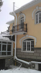 Дымоходы установленные вдоль фасада здания 4