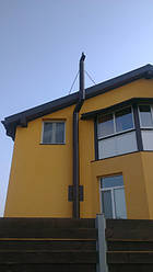 Дымоходы установленные вдоль фасада здания 5