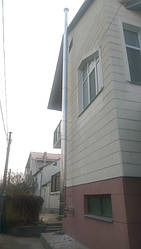 Дымоходы установленные вдоль фасада здания 9