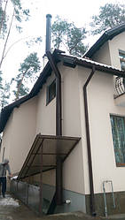 Дымоходы установленные вдоль фасада здания 11