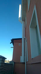 Дымоходы установленные вдоль фасада здания 13