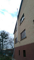 Дымоходы установленные вдоль фасада здания 19