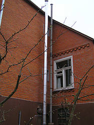 Дымоходы установленные вдоль фасада здания 24