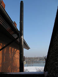 Дымоходы установленные вдоль фасада здания 25