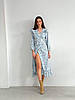 Жіноча блакитна легка повсякденна сукня із софту довжини міді на запах у квітковий принт, фото 6
