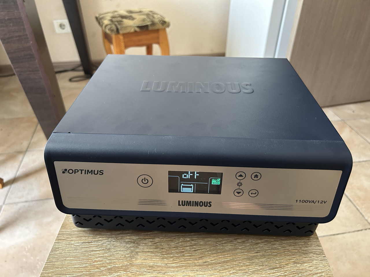 Синусоїдний інвертор перетворювач напруги з заряджанням 12 220 UPS Luminous Optimus 1100VA/12V